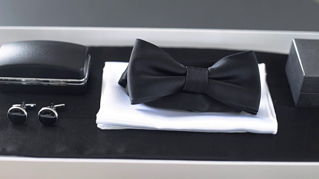 桌子上有黑色领结。时尚背景。