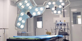 手术灯在手术室里开关。