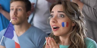 法国球迷庆祝国家队胜利，观看足球比赛