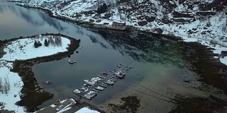 挪威厄斯峡湾在特罗姆瑟鸟瞰海湾和码头