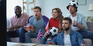 英国朋友在电视上看足球比赛，庆祝国家队进球