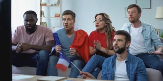 法国球迷在家看电视比赛，欢呼雀跃