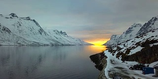 挪威厄斯峡湾在特罗姆瑟鸟瞰海湾和码头