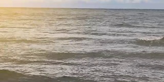海浪从海里冲到沙滩上