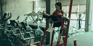美女在健身房锻炼，慢动作