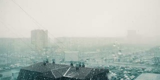 现代城市的恶劣天气和窗外的大雪景象