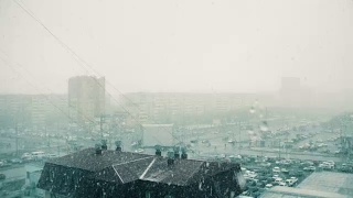 现代城市的恶劣天气和窗外的大雪景象视频素材模板下载