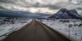 驾车穿过斯堪的纳维亚半岛的冬季景观