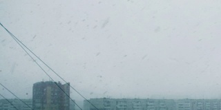 从窗口看，城市里有暴风雪。大雪和恶劣的冬季天气