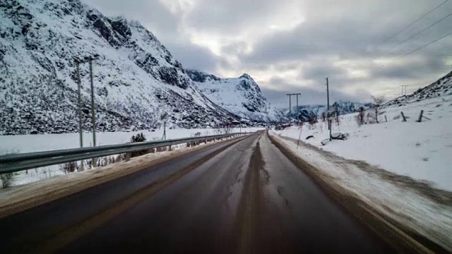 在挪威的冬季道路上行驶的POV