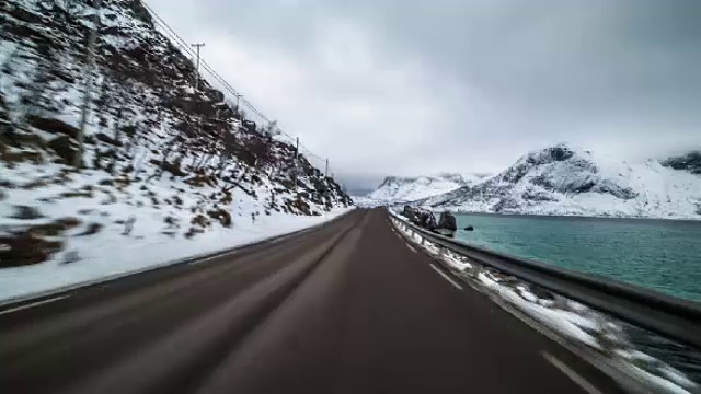 POV驾驶在北欧冬季道路挪威-斯堪的纳维亚
