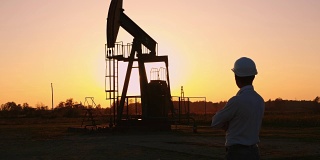 日落时分，DS工程师站在油井旁