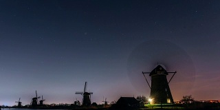 荷兰古老的风车上有令人惊叹的银河和成千上万颗闪亮的星星。美丽的荷兰。世界上最美丽的地方。宇宙就在手中
