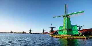 鹿特丹海峡河畔的绿色风车。生态工程。环保的解决方案。美丽的荷兰