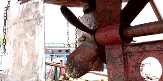 在莫斯科港口的造船厂，螺旋桨陈旧生锈的金属。
