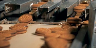 饼干是从工厂的装配线上生产出来的。4 k。