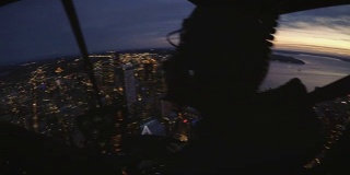 直升机驾驶舱内晚上在西雅图大楼上空的景色