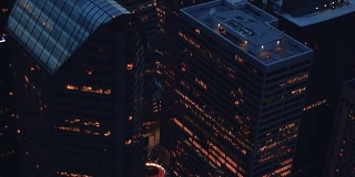 直升机角度飞过摩天大楼