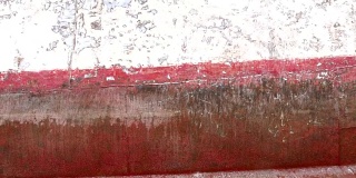 在莫斯科港口船厂用砂轮清洗后的船舷。