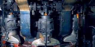 工厂机器熔炼瓶，快速成膜。