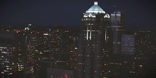 摩天大楼顶层夜间直升机电影