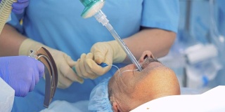 在进行手术时，医生将管子插入病人的嘴里。4 k。