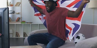 英国球迷庆祝国家队的胜利，带着国旗跳起来