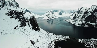 以山脉为背景的挪威莱纳的鸟瞰图