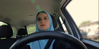 现代阿拉伯女商人开着车
