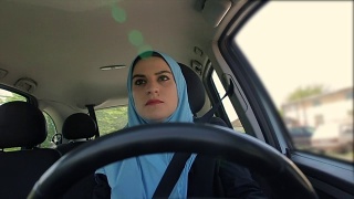 现代阿拉伯女商人开着车视频素材模板下载