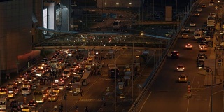 交通堵塞。晚上试图离开谢列梅捷沃机场的汽车