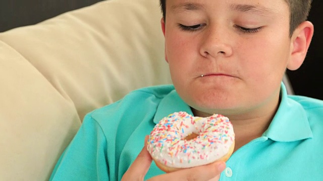 小男孩在吃甜甜圈