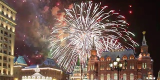 管理广场晚上的烟花。莫斯科，俄罗斯(放大)