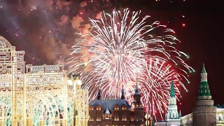 俄罗斯莫斯科克里姆林宫上空的烟花(放大)视频素材模板下载