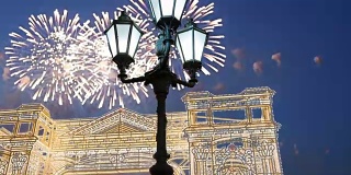 俄罗斯莫斯科圣诞灯饰(“圣诞之旅”灯光门/拱门装置)上的烟花(变焦镜头)
