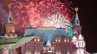 俄罗斯莫斯科克里姆林宫附近的国家历史博物馆(俄文题词)上空的烟花(放大)视频素材模板下载