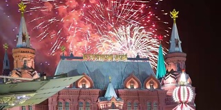 俄罗斯莫斯科克里姆林宫附近的国家历史博物馆(俄文题词)上空的烟花(放大)