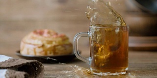 Cinemagraph - Сup的茶和小面包在木桌上。