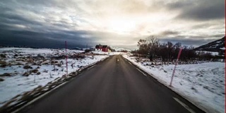 在挪威的乡村道路上的冬季驾驶