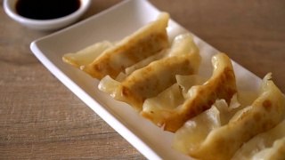 日式煎饺或加酱油的饺子小吃视频素材模板下载