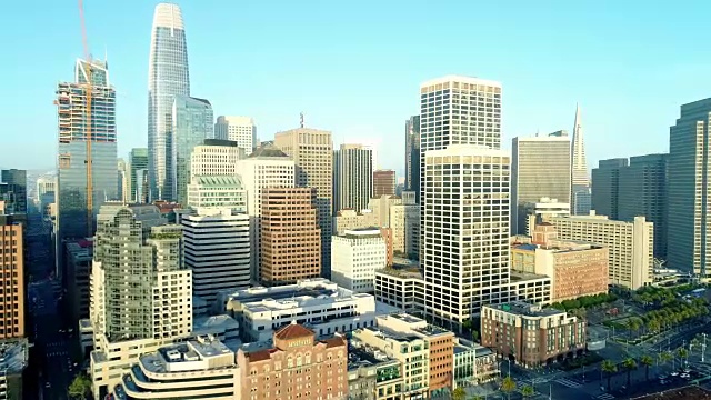鸟瞰图旧金山城市天际线和Embarcadero在日出