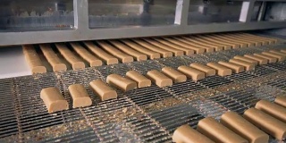 工厂的设备切割糖果，然后把它们排成一条线，靠近。