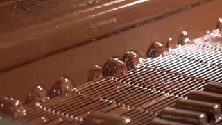 巧克力覆盖了糖果，特写。视频素材模板下载