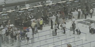 长时间曝光;旅客在机场登记大厅拥挤。