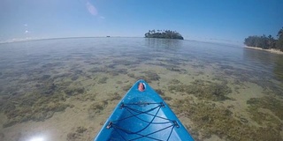 在拉罗汤加库克群岛的穆里泻湖上划独木舟