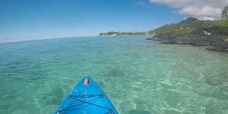 在拉罗汤加库克群岛的穆里泻湖上划独木舟