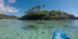 在拉罗汤加库克群岛的穆里泻湖上划独木舟