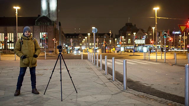 夜街时光流逝，男子拍摄视频。芬兰赫尔辛基