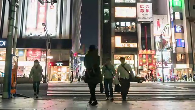 拥挤的行人在日本购物街