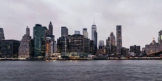 黄昏到夜晚，夜幕降临在美国纽约曼哈顿金融区
